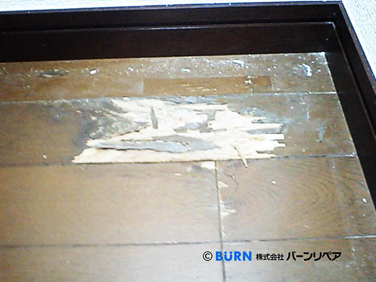 修理前の床表面剥がれの床